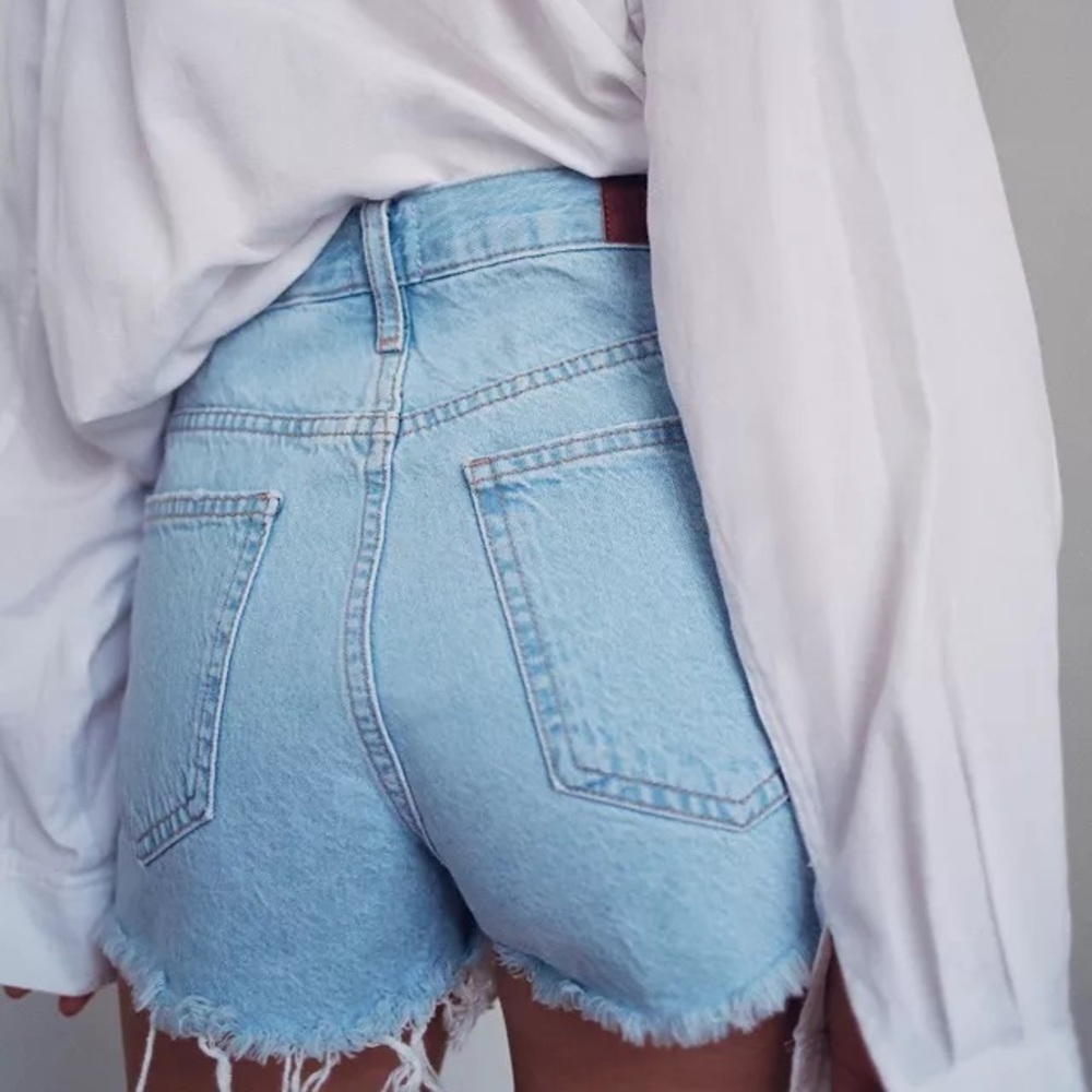 BDG Girlfriend High Rise Denim Shorts, Light Wash